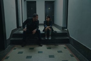 1 сезон 9 эпизод — «Всё становится символом и иронией» (Everything Becomes Symbol and Irony)