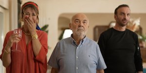 Надо было ехать в Грецию (On aurait dû aller en Grèce)